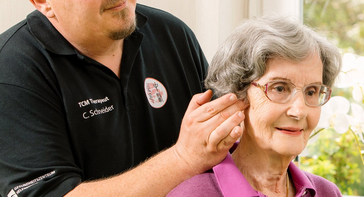 Personal führt Massage an Patientin durch