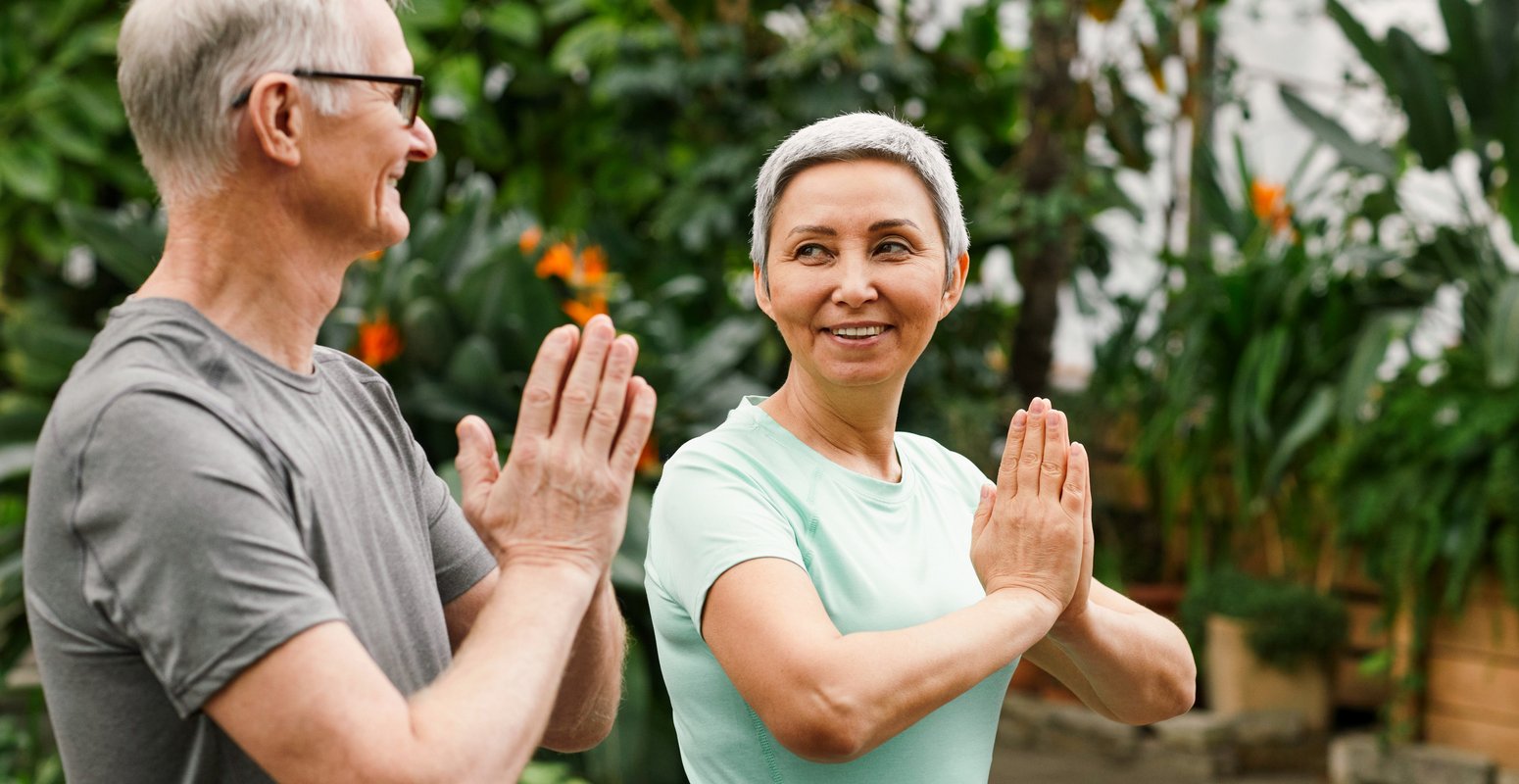 Zwei Personen machen zusammen Yoga