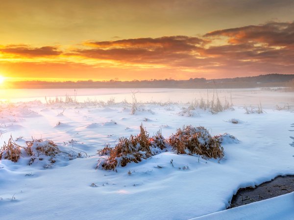 Sonnenuntergang in einer Winterlandschaft