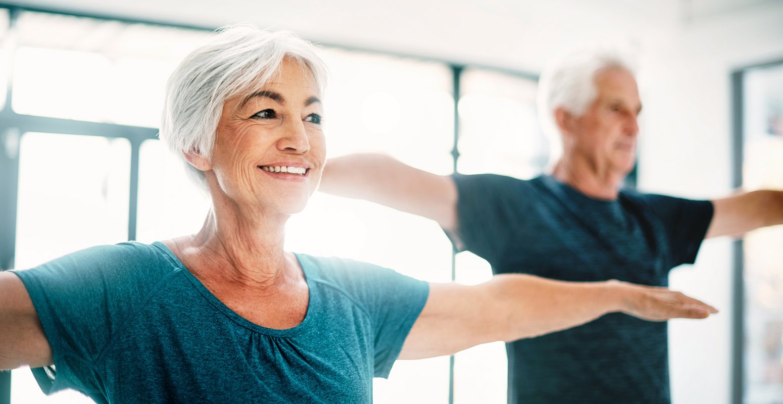 2 Patienten machen Yoga