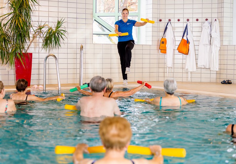 Wassergymnastik im Schwimmbecken