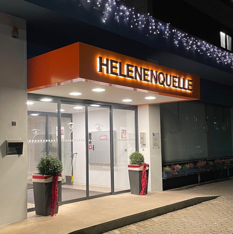 Eingang Helenenquelle mit Weihnachtsdekoration