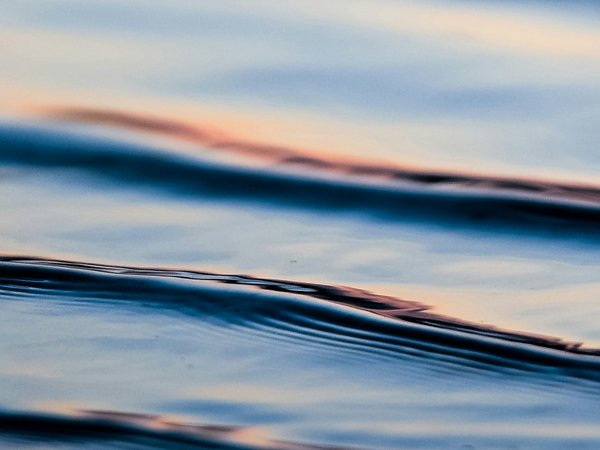 Wellen auf der Wasseroberfläsche