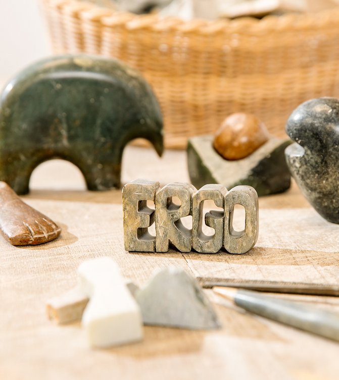 Auswahl an Holzfiguren mit einem ERGO-Logo