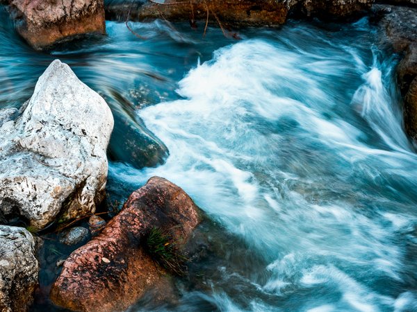 Wasser fließt durch Steine