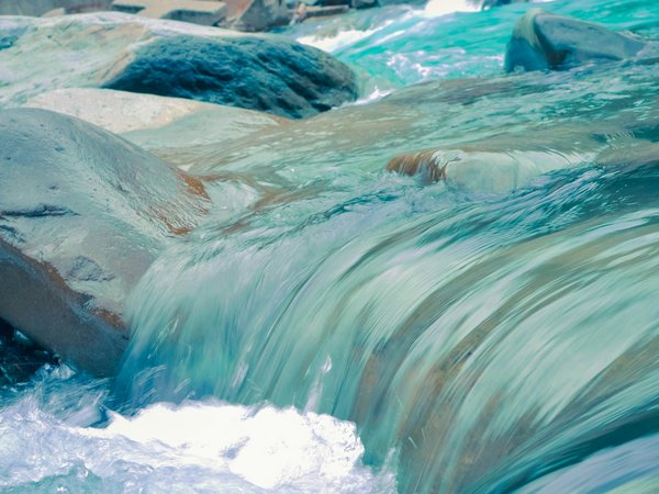 Wasser fließt ein Gefälle aus Steinen herunter